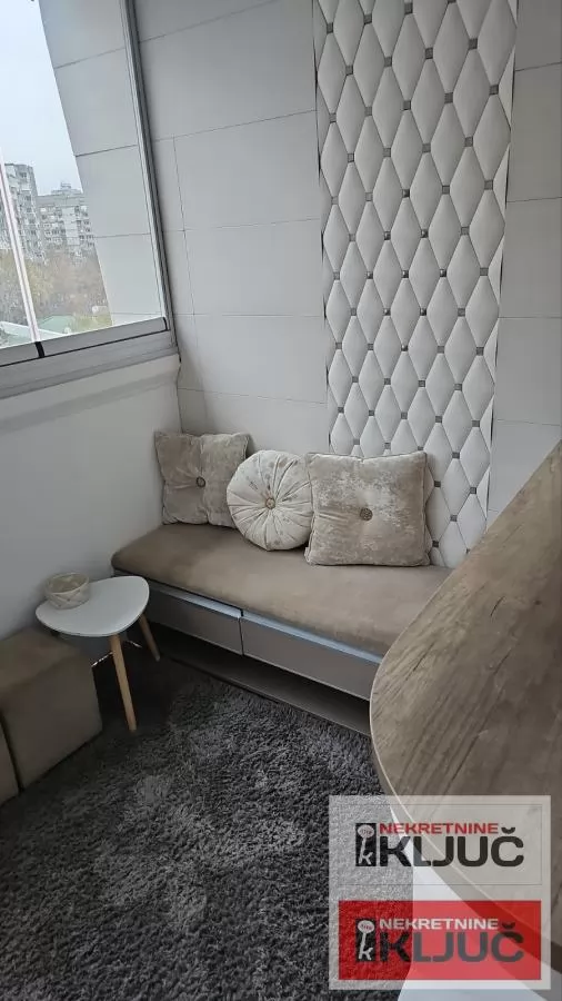 SOCIJALNO, 61m2, Trosoban-Duplex, Namešten, Parking 5