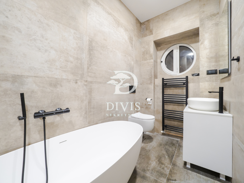 Prostran 4 0 stan na uglu Krunske i Kumanovske  105m2 5