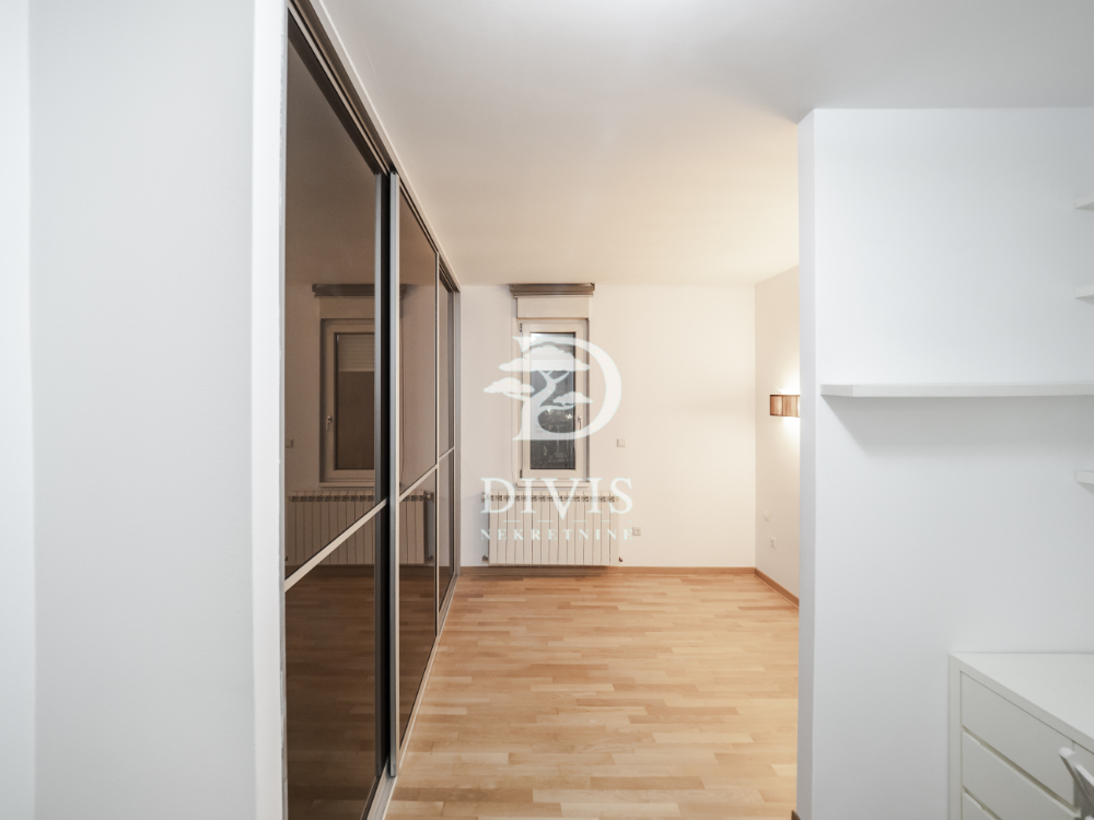 Prostran 4 0 stan na uglu Krunske i Kumanovske  105m2 3