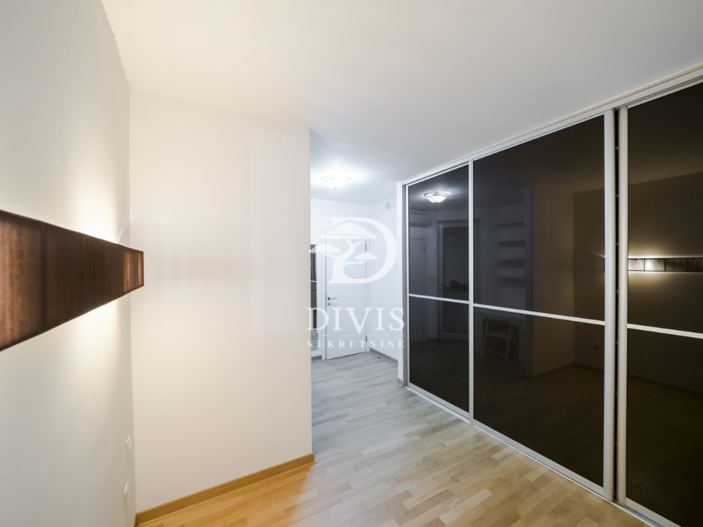 Prostran 4 0 stan na uglu Krunske i Kumanovske  105m2 4