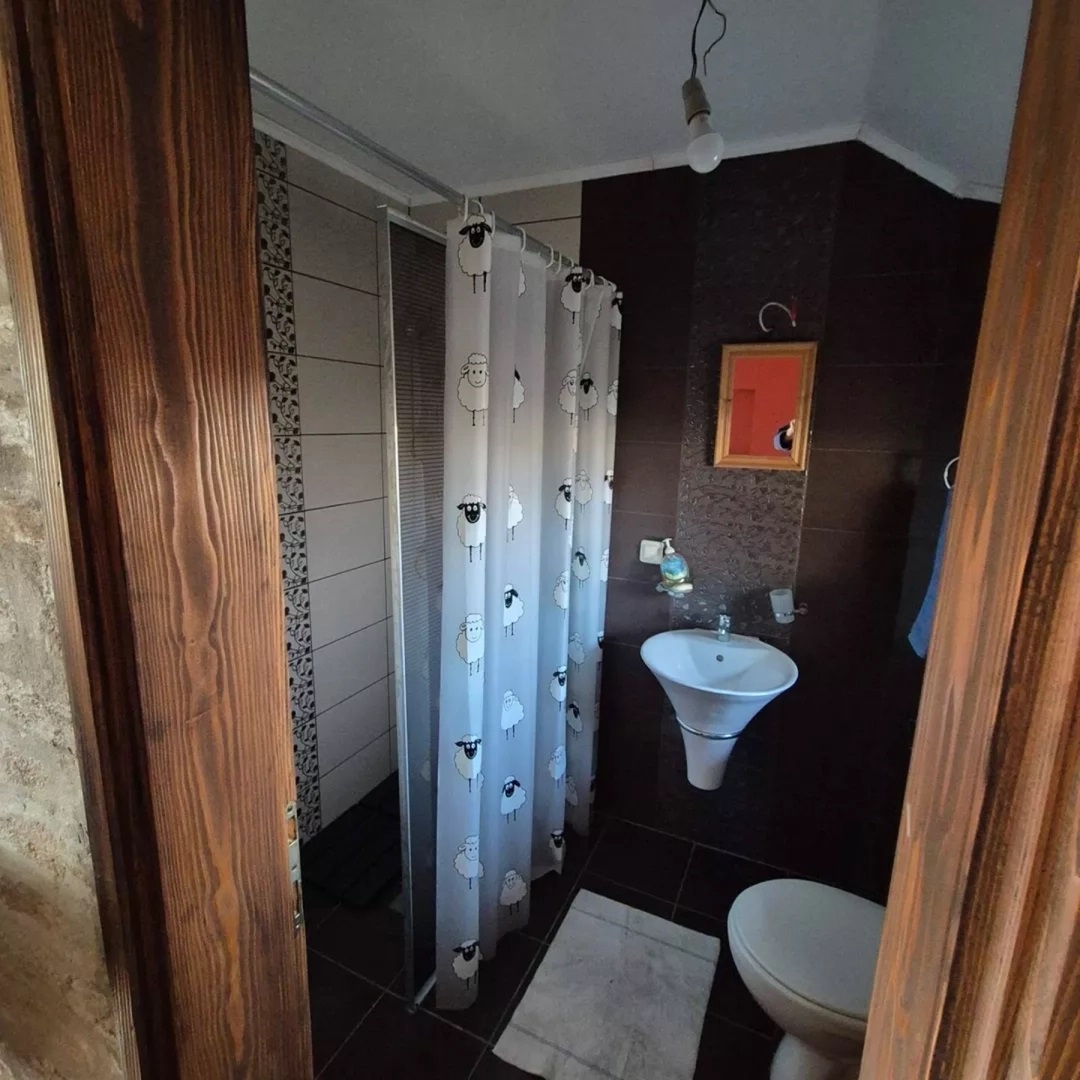 Prodajem izuzetnu kucu na selu kompletno sredjenu renoviranu opremljenu 3