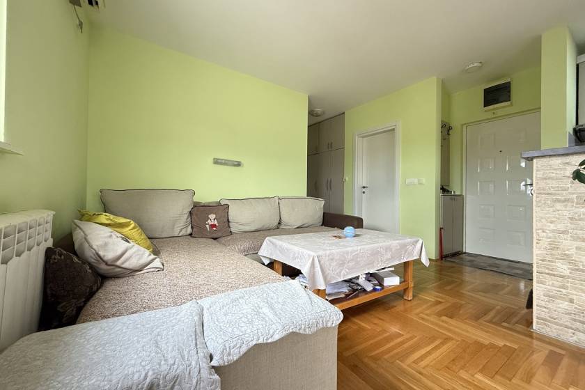 Dvoiposoban stan na Zvezdari  Belokrajinska  parking i terase  50m2 1