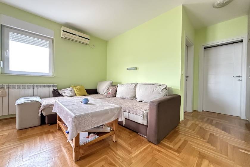 Dvoiposoban stan na Zvezdari  Belokrajinska  parking i terase  50m2 2