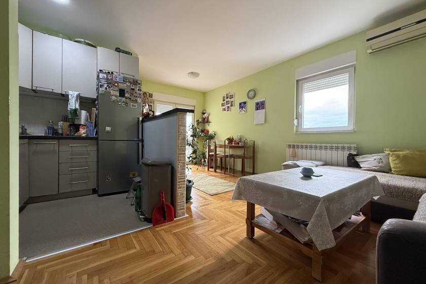 Dvoiposoban stan na Zvezdari  Belokrajinska  parking i terase  50m2 4