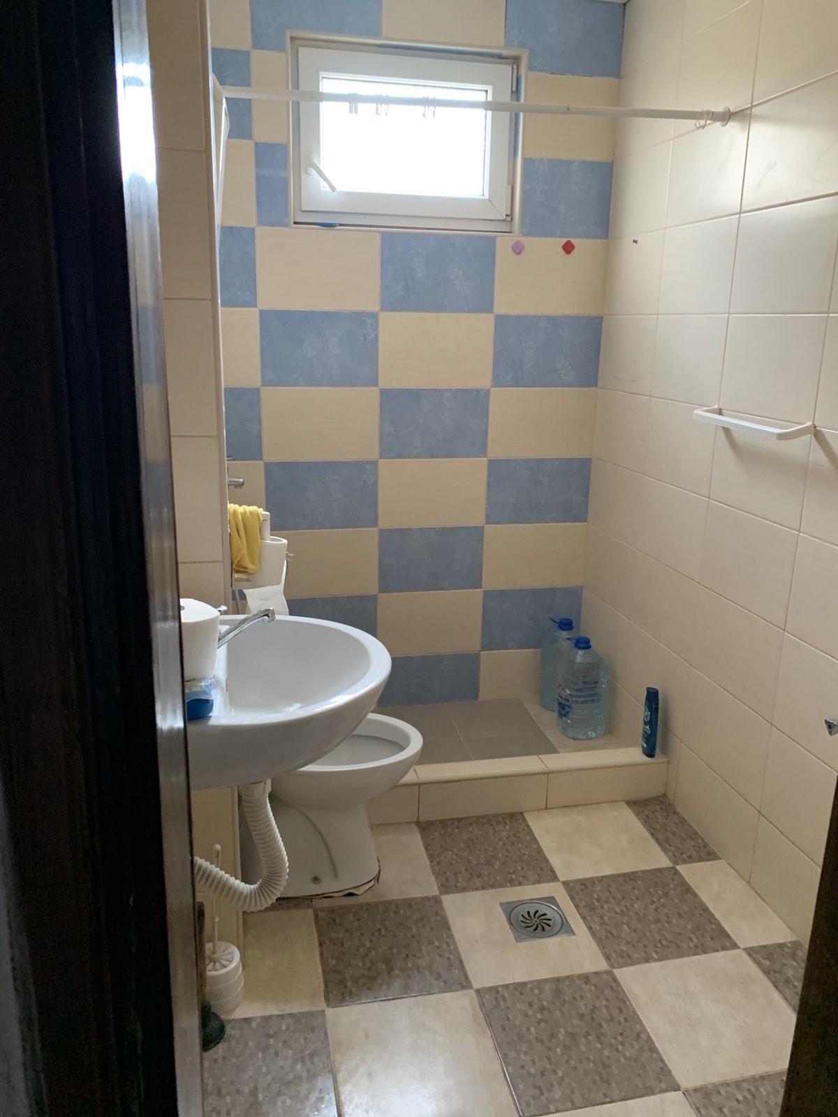 Prodajem polovinu kuce u Lazarevcu 4