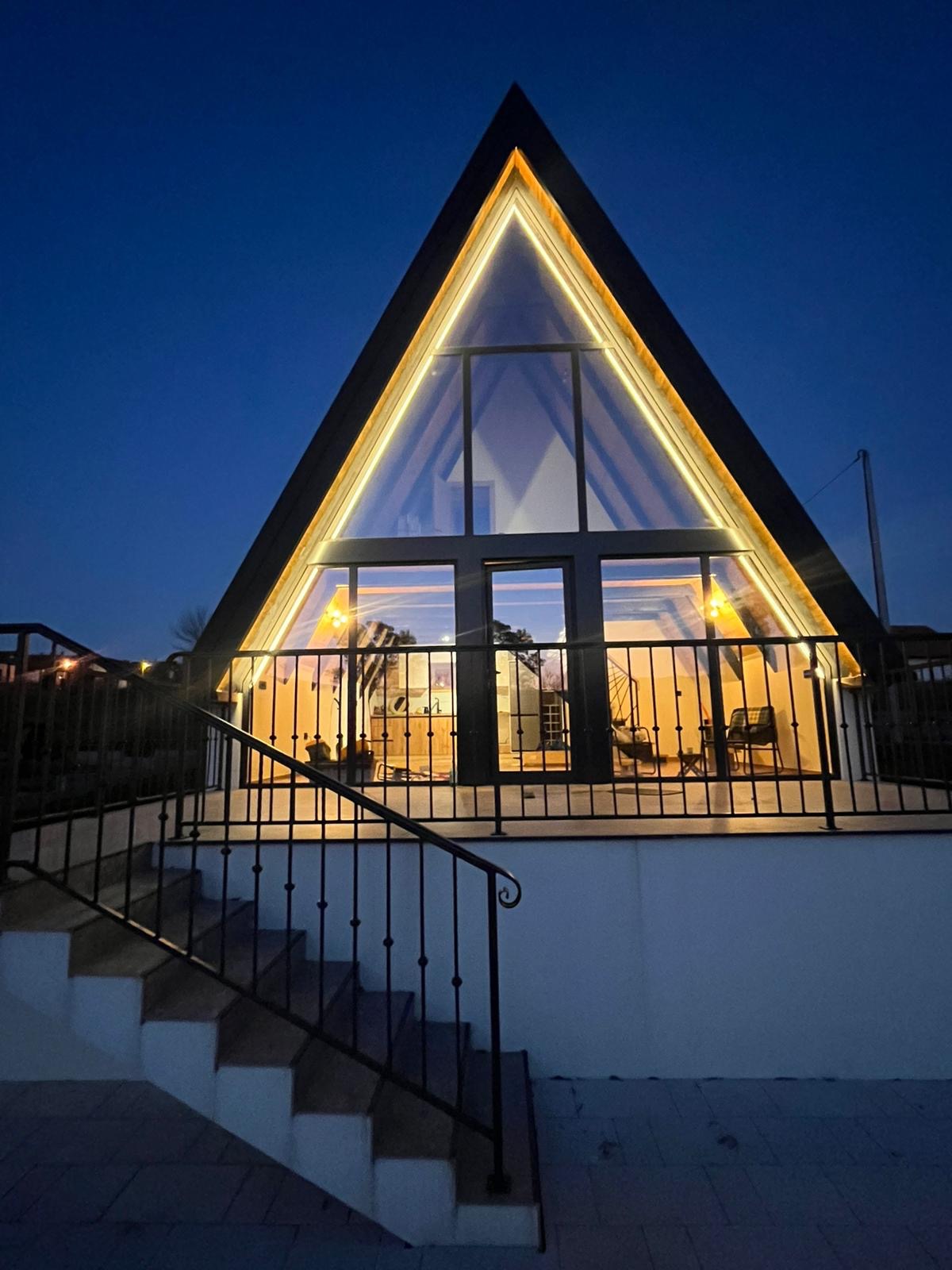 Na prodaju 2 A Frame kuce sa bazenima 1