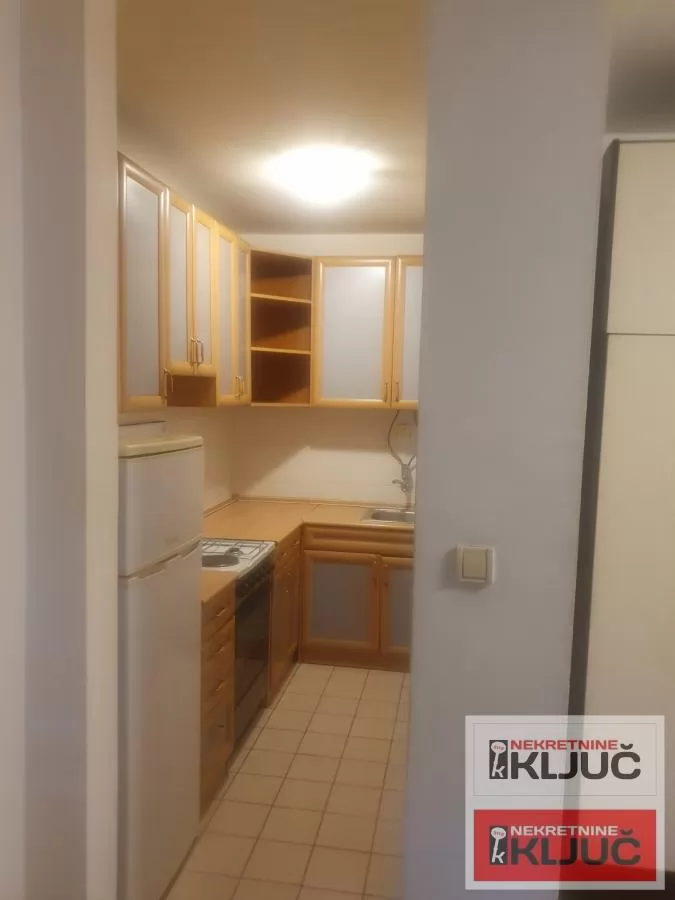 Odmah useljiv jednosoban stan na odličnoj lokaciji 1