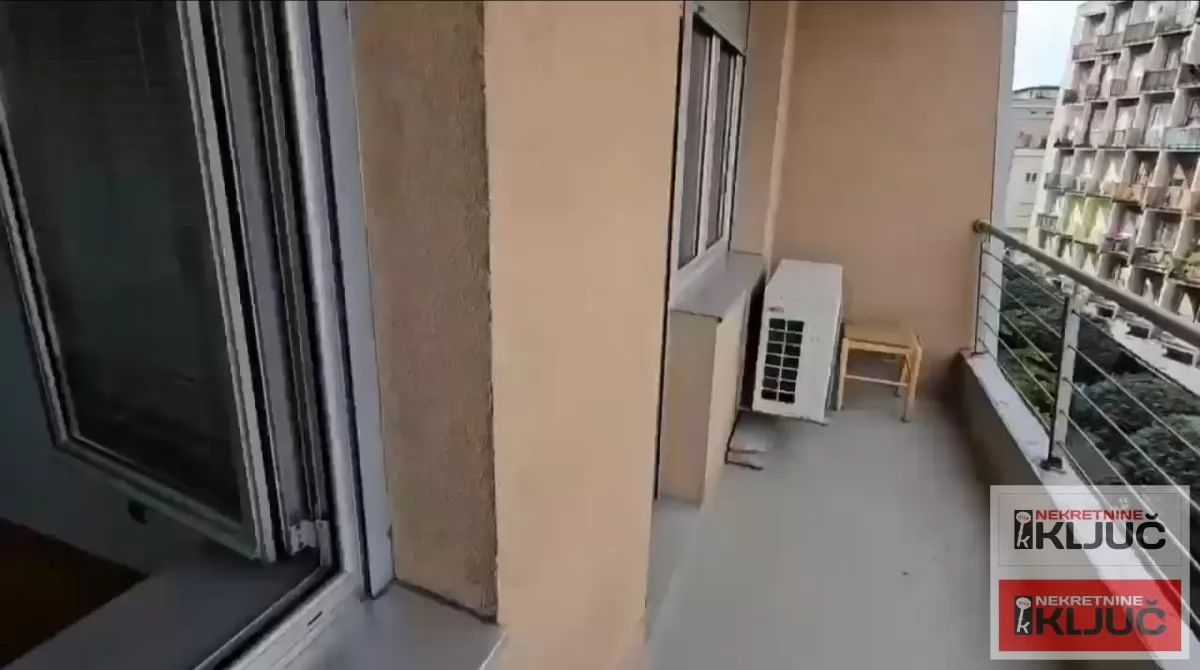 SPENS IZDAJE SE OPREMLJEN KANCELARIJSKI PROSTOR 12