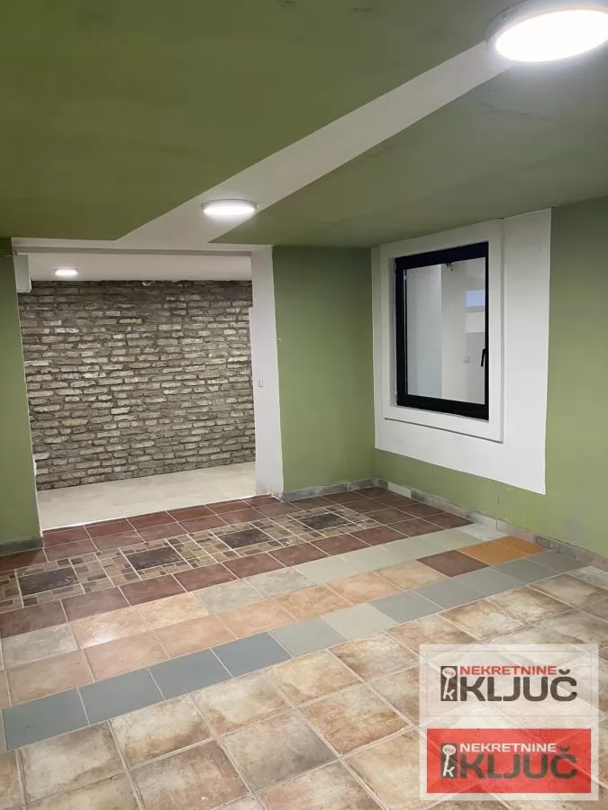 SREMSKA KAMENICA IZDAJE SE KUĆA ZA POSLOVNO-STAMBENE DELATNOST 12
