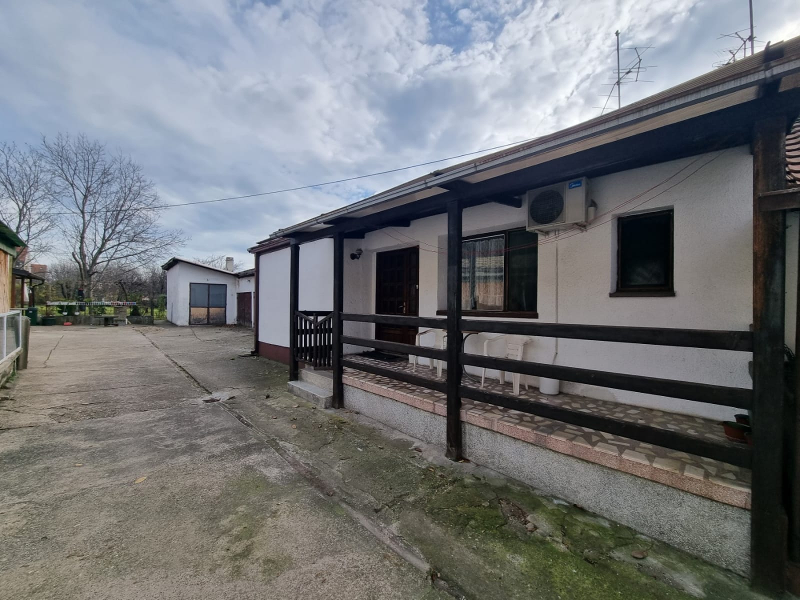 Kuca i pomocni objekti 220m2 plac 11 ari 1