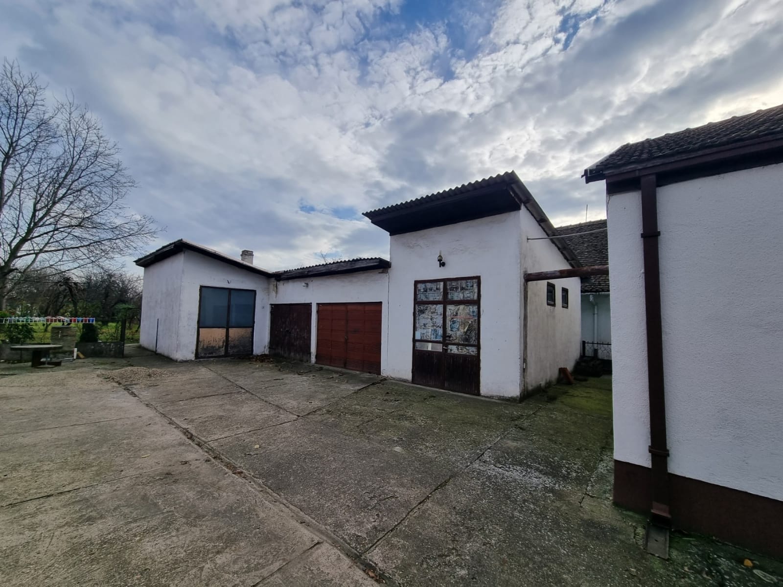 Kuca i pomocni objekti 220m2 plac 11 ari 2