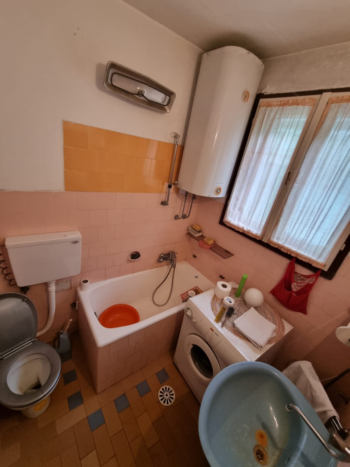 Kuca i pomocni objekti 220m2 plac 11 ari 4