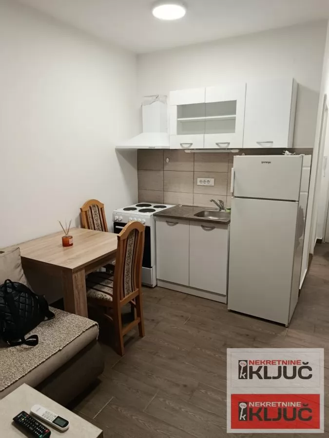 Odlicna garsonjera na Novoj detelinari 3