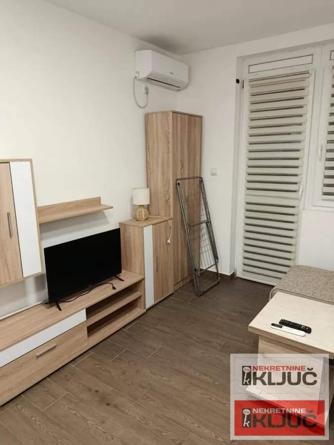 Odlicna garsonjera na Novoj detelinari 4