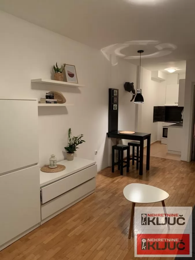 Odlicna garsonjera na Sajmu 6
