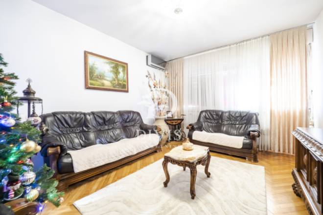 Prostran i svetao trosoban stan  Zemun  82m2 1