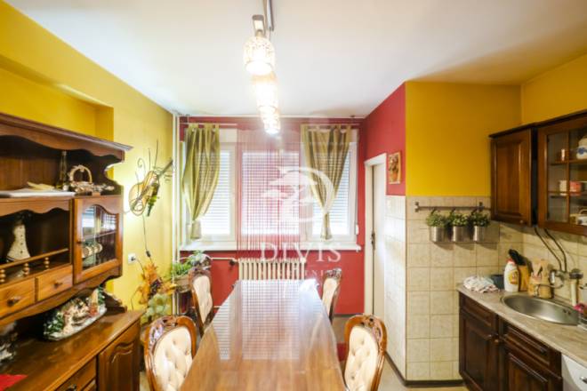 Prostran i svetao trosoban stan  Zemun  82m2 2