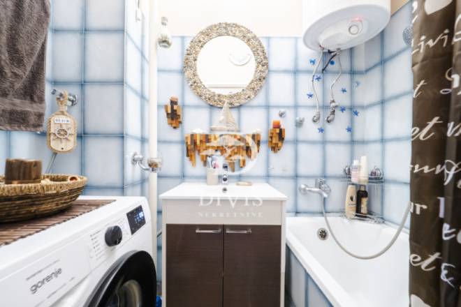 Prostran i svetao trosoban stan  Zemun  82m2 3