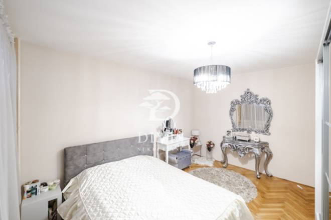 Prostran i svetao trosoban stan  Zemun  82m2 4