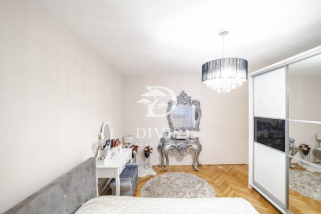 Prostran i svetao trosoban stan  Zemun  82m2 5