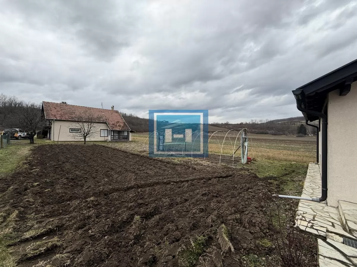 Dve kuće u Glavincima sa velikim imanjem -samo 8 km od grada 23