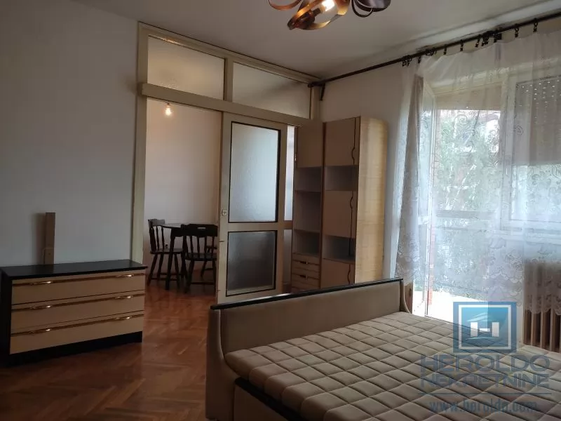 Jednosoban stan, Tabane 12