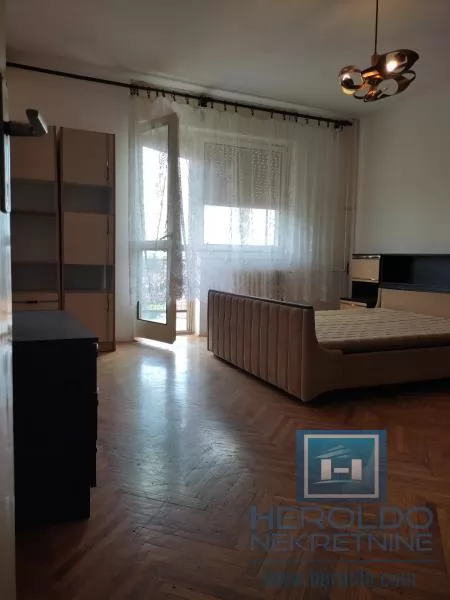 Jednosoban stan, Tabane 3