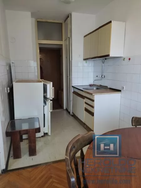 Jednosoban stan, Tabane 7