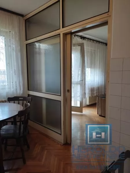 Jednosoban stan, Tabane 9