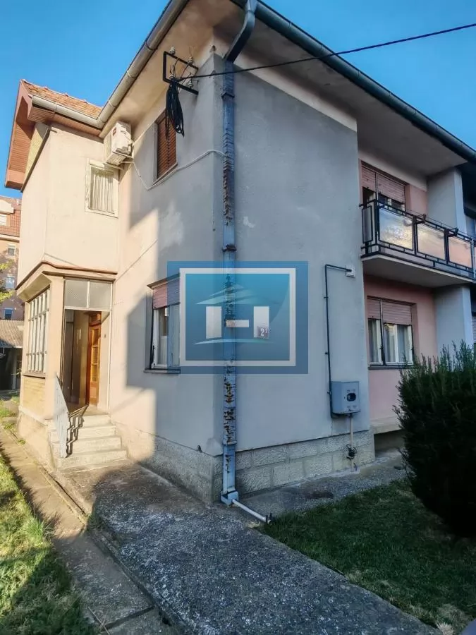 Kuća sa dvorištem, pomoćnim objektom   i garažom !!! 1