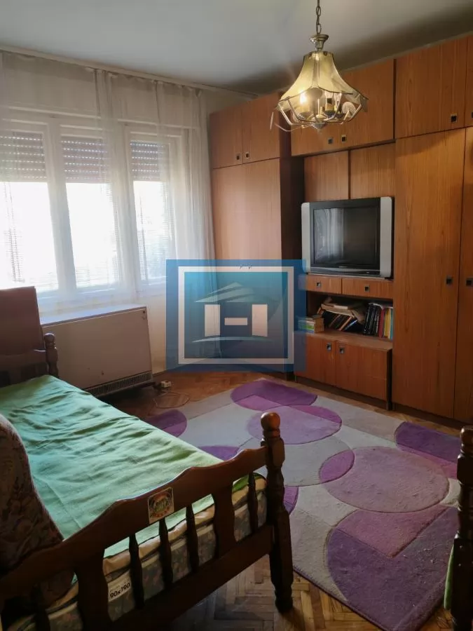 Kuća sa dvorištem, pomoćnim objektom   i garažom !!! 12