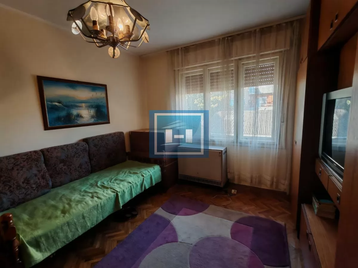 Kuća sa dvorištem, pomoćnim objektom   i garažom !!! 13