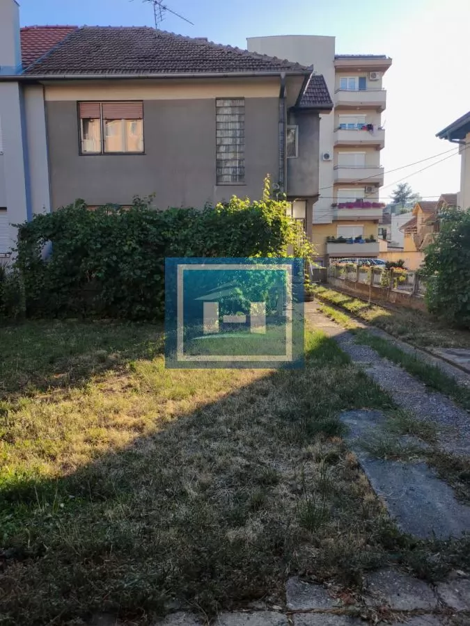 Kuća sa dvorištem, pomoćnim objektom   i garažom !!! 18