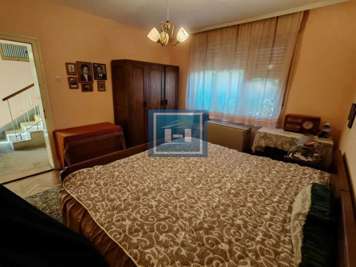 Kuća sa dvorištem, pomoćnim objektom   i garažom !!! 21