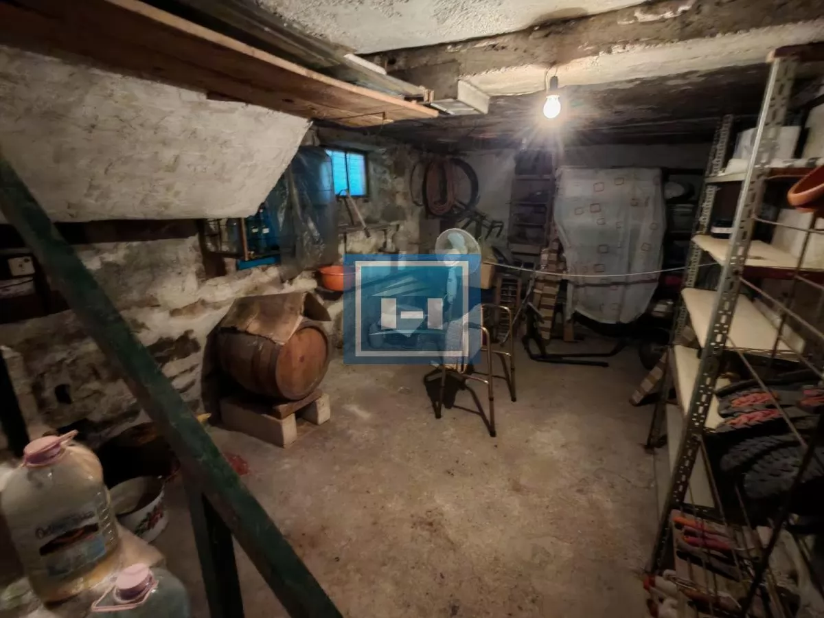 Kuća sa dvorištem, pomoćnim objektom   i garažom !!! 24