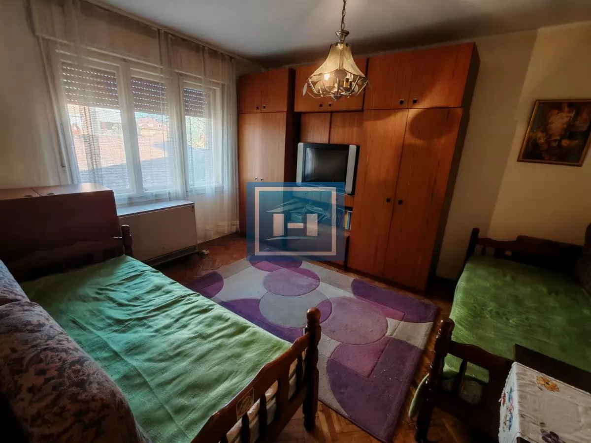 Kuća sa dvorištem, pomoćnim objektom   i garažom !!! 25