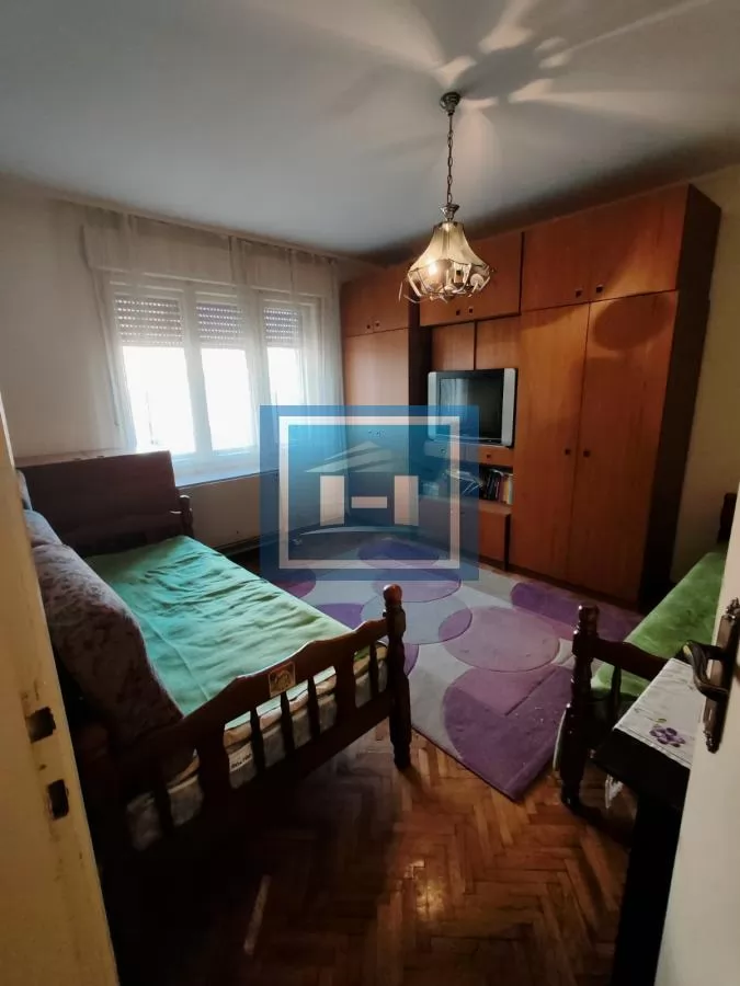 Kuća sa dvorištem, pomoćnim objektom   i garažom !!! 30