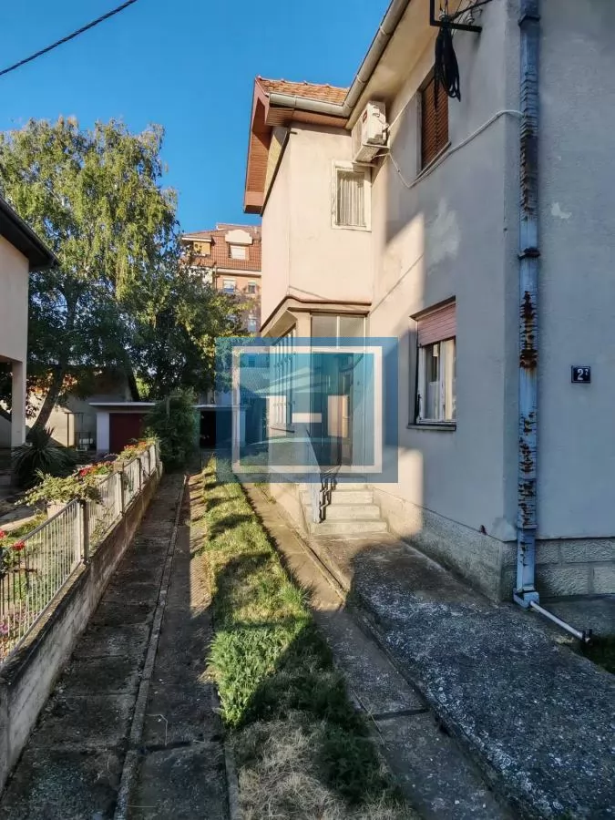 Kuća sa dvorištem, pomoćnim objektom   i garažom !!! 36