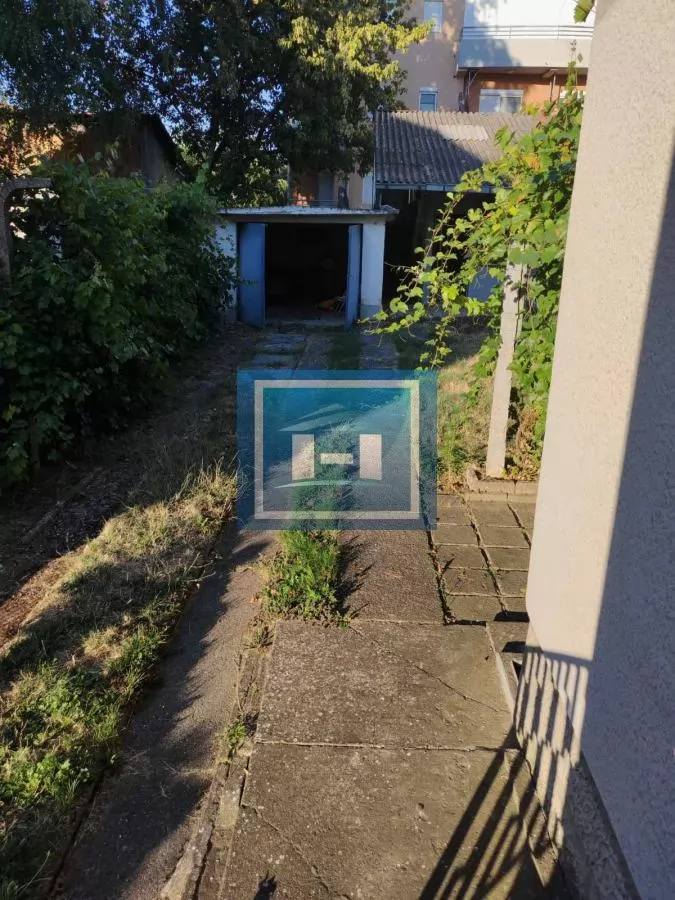 Kuća sa dvorištem, pomoćnim objektom   i garažom !!! 40