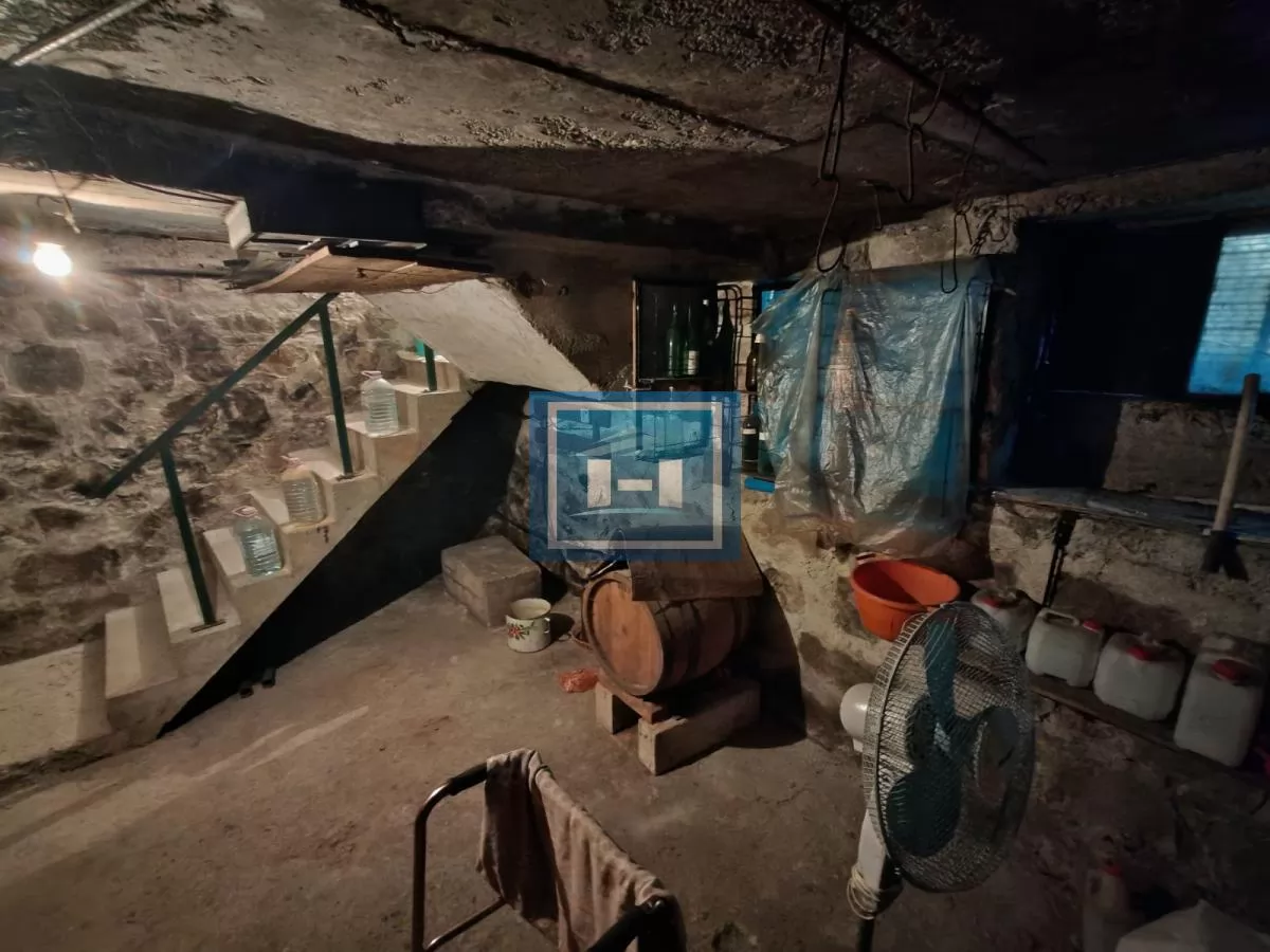 Kuća sa dvorištem, pomoćnim objektom   i garažom !!! 44