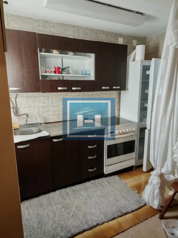 Kuća sa dvorištem, pomoćnim objektom   i garažom !!! 5