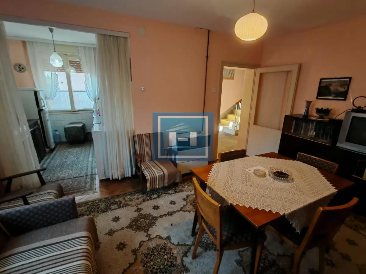 Kuća sa dvorištem, pomoćnim objektom   i garažom !!! 6