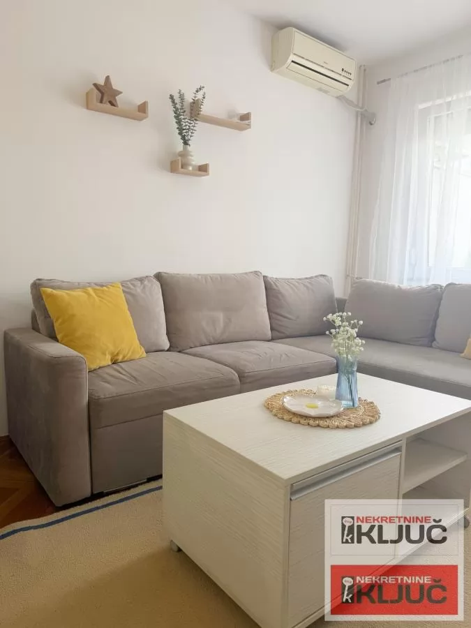 Odlican Jednoiposoban stan na Adamovicevom naselju 2