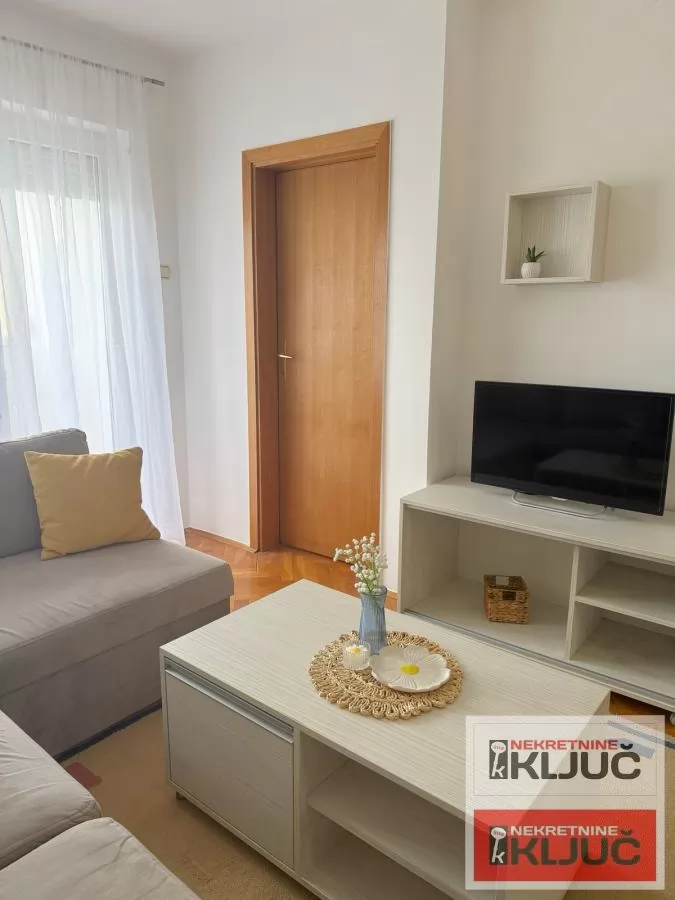 Odlican Jednoiposoban stan na Adamovicevom naselju 4