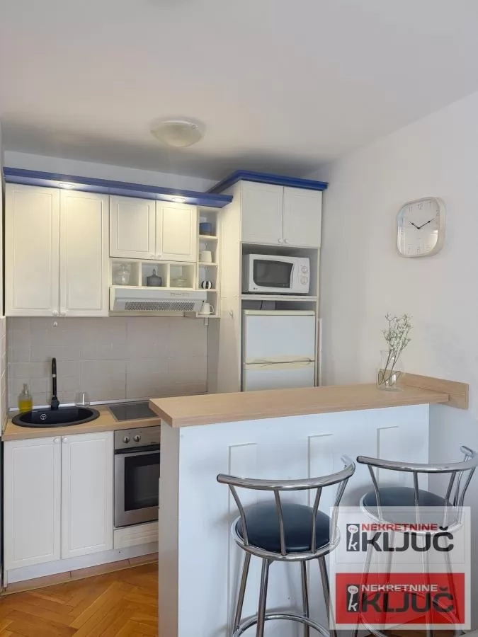 Odlican Jednoiposoban stan na Adamovicevom naselju 5