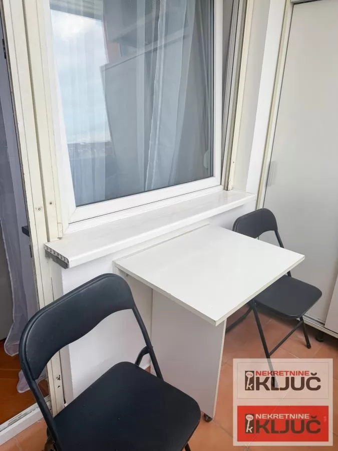 Odlican Jednoiposoban stan na Adamovicevom naselju 9