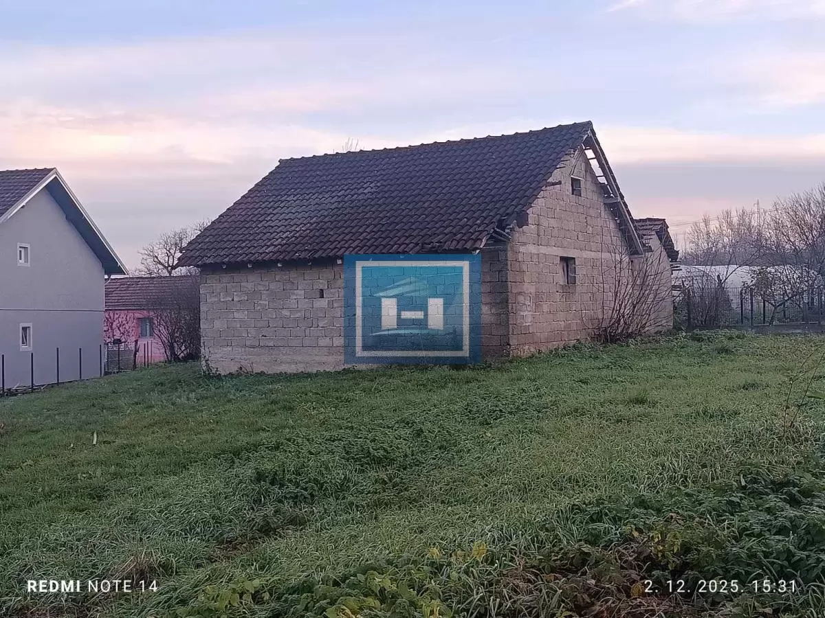 Plac 7 ari na prodaju,sa započetim objektom 64m2 – širi centar Batočine 1