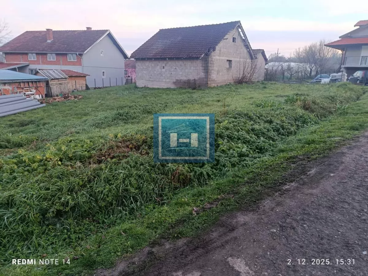 Plac 7 ari na prodaju,sa započetim objektom 64m2 – širi centar Batočine 2