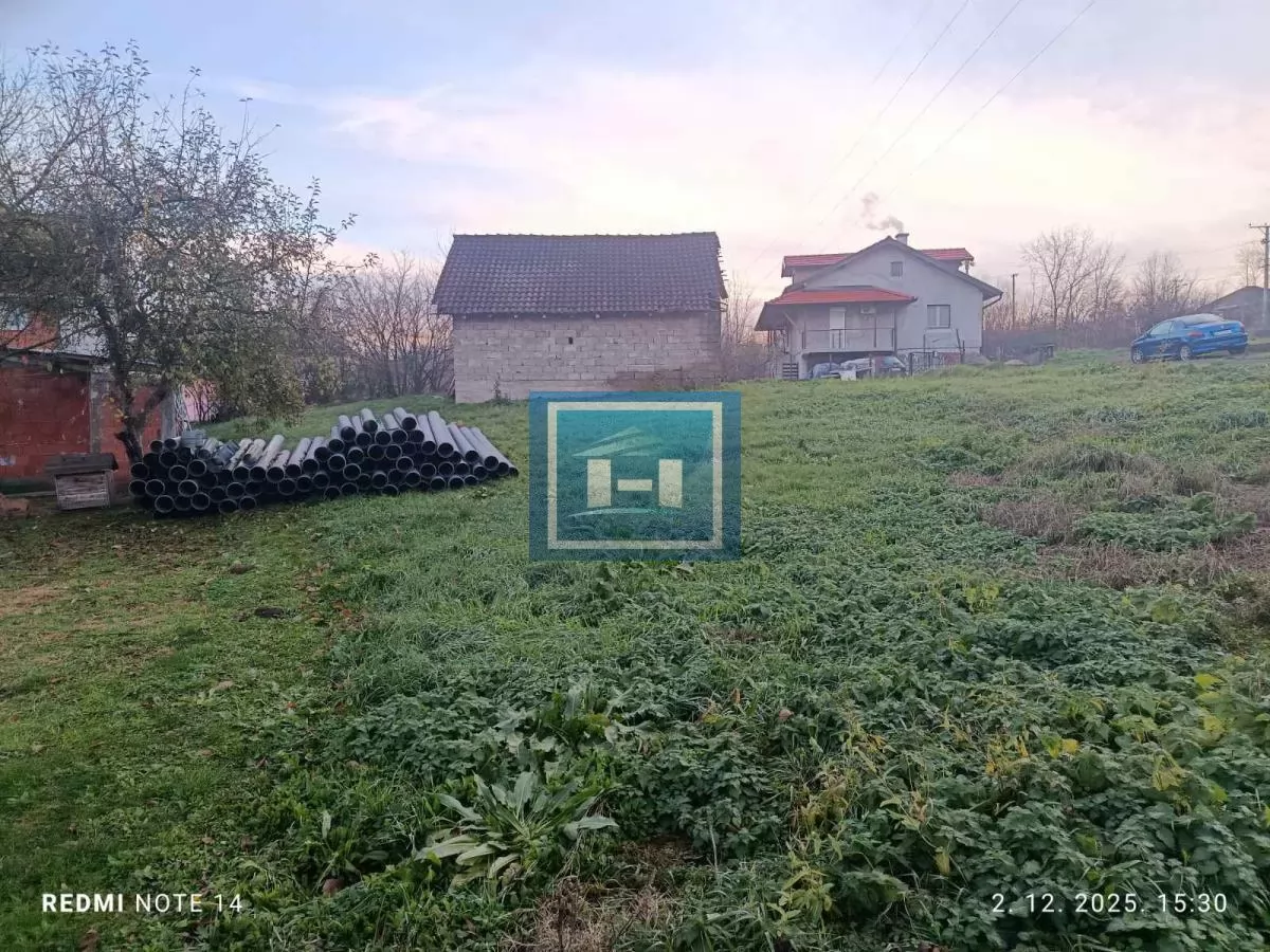 Plac 7 ari na prodaju,sa započetim objektom 64m2 – širi centar Batočine 4