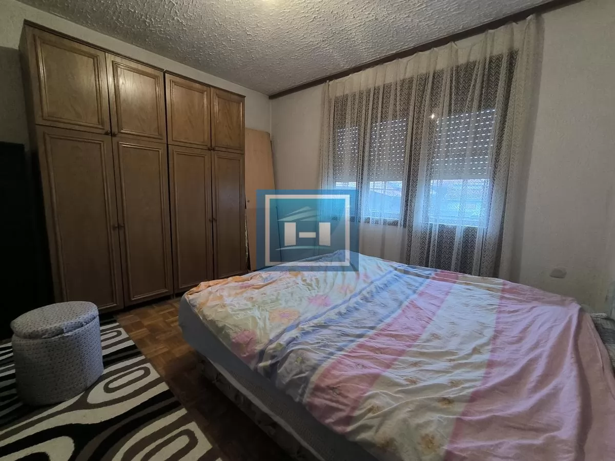 Prostrana kuća na 3 sprata sa 2 garaže – 290 m² na 5,56 ari 10